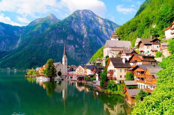 A cidade de contos de fadas de Hallstatt fica entre um lago e uma montanha que montam um cenário deslumbrante. A produção de sal fez da vila um local rico e desenvolvido