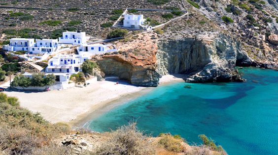 Esta ilha grega tem arquitetura parecida com a badalada Santorini, mas sem a multidão de turistas. o cenário tem ruas pavimentadas com ardósia, prédios brancos decorados com flores, igrejas ortodoxas com cúpulas azuis brilhantes. Para mergulho em lugar deserto e de águas cristalinas vá até a praia de Katergo, um dos principais pontos turísticos do local