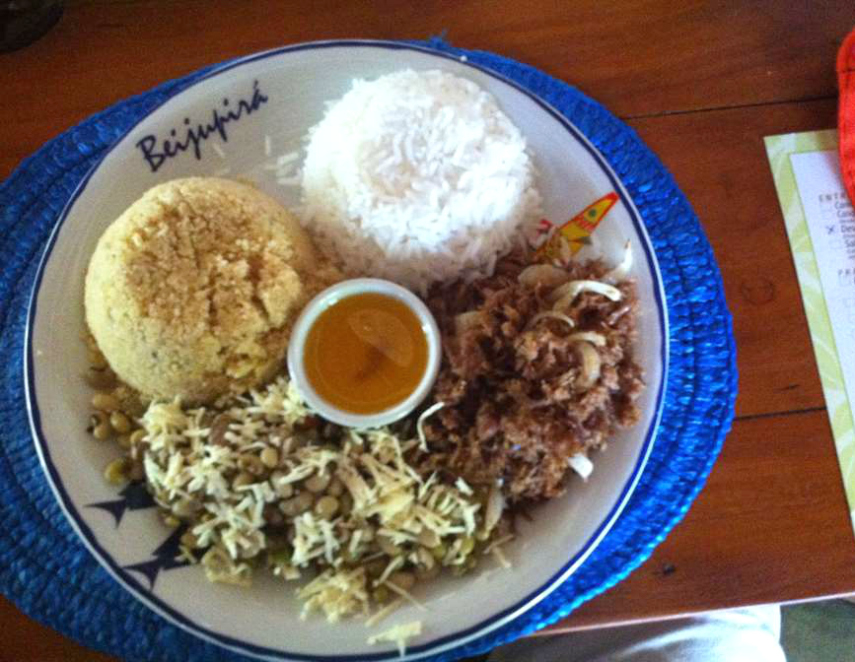 Maracatu de Charque na Praia dos Carneiros (PE). Carne seca desfiada, frita na manteiga com cebola, feijão verde com queijo de coalho, farofa de jerimum e arroz branco