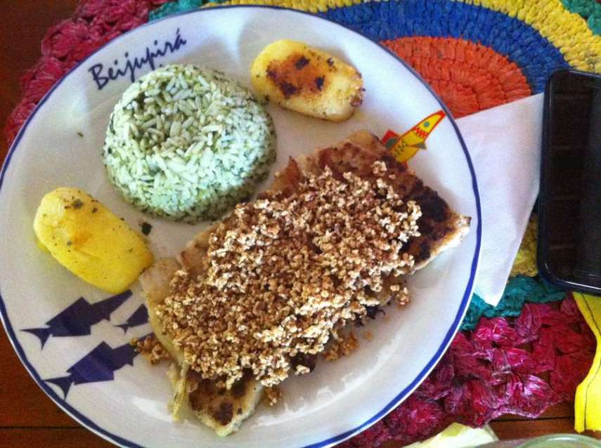 Filé de peixe grelhado na chapa, coberto com castanha de caju, arroz de espinafre e batatas na manteiga flambada 