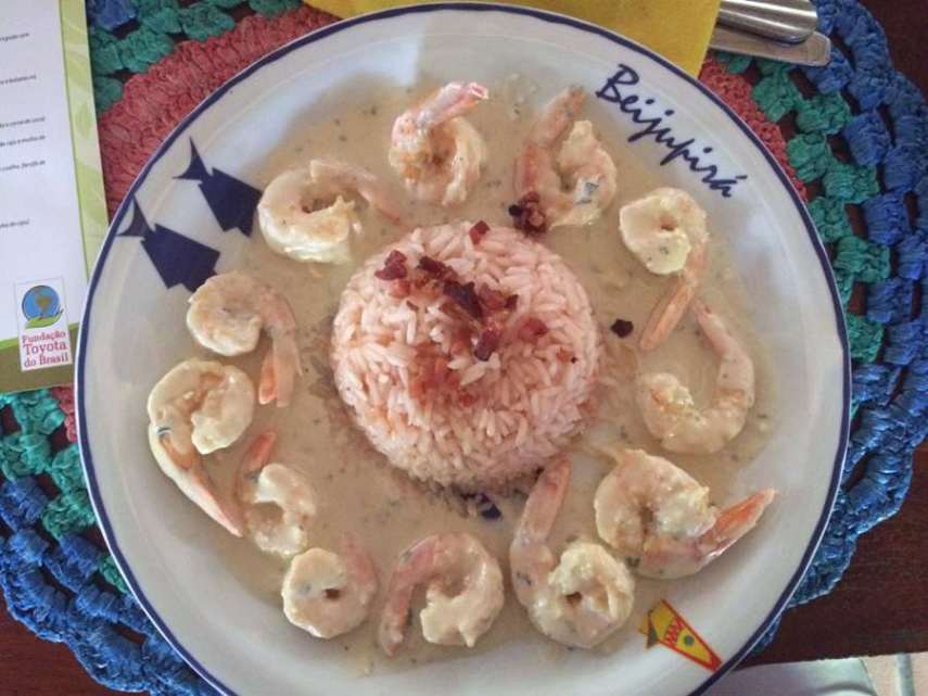 Camarões no molho gorgonzola, arroz de goiaba com bacon crocante.