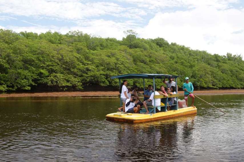 Após uma caminhada por uma região de manguezal com guias locais, pequenas embarcações sem motores (que não oferecerem perigo aos animais) aguardam os visitantes