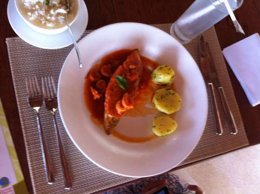 Molho de camarão sobre filé de peixe grelhado. Acompanha batata sauté