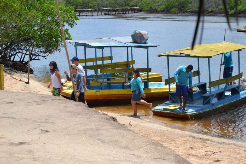 Após uma caminhada por uma região de manguezal com guias locais, pequenas embarcações sem motores (que não oferecerem perigo aos animais) aguardam os visitantes