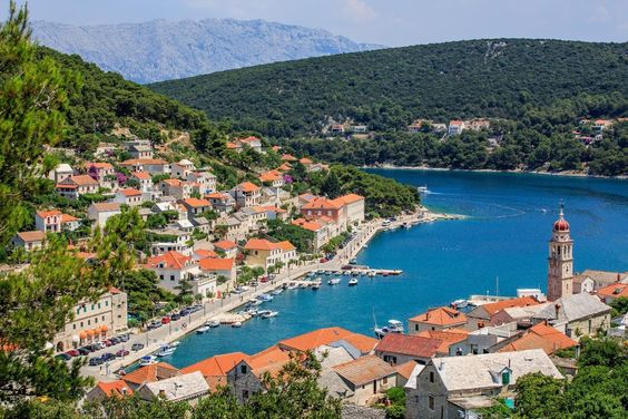 O Mar Adriático azul é o ponto principal desta vila litorânea com casas brancas, vielas estreitas de paralelepípedos e construções de linhas retas