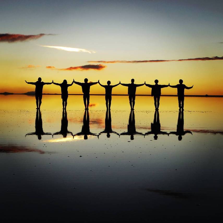 Com mais de 10 mil quilômetros quadrados, o Salar de Uyuni é a maior planície de sal do mundo e se tornou um disputado destino turístico no sudoeste da Bolívia, próximo da fronteira do Chile e da Cordilheira dos Andes.  Seu incrível nivelamento - a variação de altitude em toda a área é de no máximo um metro - foi resultado de milhares de anos de transformações de uma área tomada por lagos pré-históricos em um passado distante.  Quando começa o verão, o deserto de sal fica coberto de água, transformando-o em um imenso lago com profundidade média de 30 cm. São nestes locais mais rasos que o deserto se transforma em um imenso espelho d'água, onde o horizonte de confunde com o céu.  Este fenômeno é um prato cheio para os turistas, que aproveitam o reflexo da água e a vastidão do local para fazer fotos criativas.