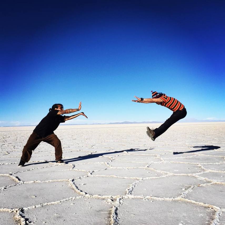 Com mais de 10 mil quilômetros quadrados, o Salar de Uyuni é a maior planície de sal do mundo e se tornou um disputado destino turístico no sudoeste da Bolívia, próximo da fronteira do Chile e da Cordilheira dos Andes.  Seu incrível nivelamento - a variação de altitude em toda a área é de no máximo um metro - foi resultado de milhares de anos de transformações de uma área tomada por lagos pré-históricos em um passado distante.  Quando começa o verão, o deserto de sal fica coberto de água, transformando-o em um imenso lago com profundidade média de 30 cm. São nestes locais mais rasos que o deserto se transforma em um imenso espelho d'água, onde o horizonte de confunde com o céu.  Este fenômeno é um prato cheio para os turistas, que aproveitam o reflexo da água e a vastidão do local para fazer fotos criativas.