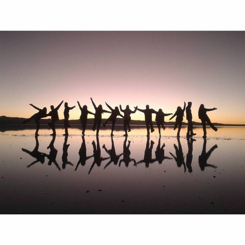 Com mais de 10 mil quilômetros quadrados, o Salar de Uyuni é a maior planície de sal do mundo e se tornou um disputado destino turístico no sudoeste da Bolívia, próximo da fronteira do Chile e da Cordilheira dos Andes.  Seu incrível nivelamento - a variação de altitude em toda a área é de no máximo um metro - foi resultado de milhares de anos de transformações de uma área tomada por lagos pré-históricos em um passado distante.  Quando começa o verão, o deserto de sal fica coberto de água, transformando-o em um imenso lago com profundidade média de 30 cm. São nestes locais mais rasos que o deserto se transforma em um imenso espelho d'água, onde o horizonte de confunde com o céu.  Este fenômeno é um prato cheio para os turistas, que aproveitam o reflexo da água e a vastidão do local para fazer fotos criativas.