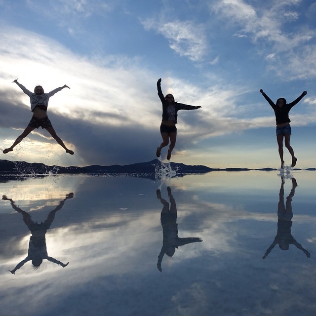 Com mais de 10 mil quilômetros quadrados, o Salar de Uyuni é a maior planície de sal do mundo e se tornou um disputado destino turístico no sudoeste da Bolívia, próximo da fronteira do Chile e da Cordilheira dos Andes.  Seu incrível nivelamento - a variação de altitude em toda a área é de no máximo um metro - foi resultado de milhares de anos de transformações de uma área tomada por lagos pré-históricos em um passado distante.  Quando começa o verão, o deserto de sal fica coberto de água, transformando-o em um imenso lago com profundidade média de 30 cm. São nestes locais mais rasos que o deserto se transforma em um imenso espelho d'água, onde o horizonte de confunde com o céu.  Este fenômeno é um prato cheio para os turistas, que aproveitam o reflexo da água e a vastidão do local para fazer fotos criativas.