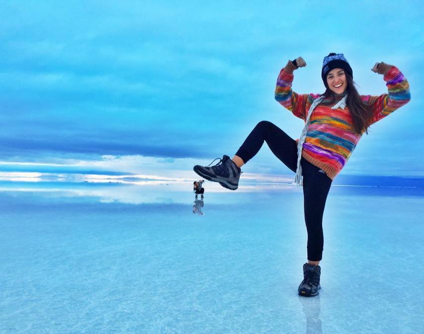 Com mais de 10 mil quilômetros quadrados, o Salar de Uyuni é a maior planície de sal do mundo e se tornou um disputado destino turístico no sudoeste da Bolívia, próximo da fronteira do Chile e da Cordilheira dos Andes.  Seu incrível nivelamento - a variação de altitude em toda a área é de no máximo um metro - foi resultado de milhares de anos de transformações de uma área tomada por lagos pré-históricos em um passado distante.  Quando começa o verão, o deserto de sal fica coberto de água, transformando-o em um imenso lago com profundidade média de 30 cm. São nestes locais mais rasos que o deserto se transforma em um imenso espelho d'água, onde o horizonte de confunde com o céu.  Este fenômeno é um prato cheio para os turistas, que aproveitam o reflexo da água e a vastidão do local para fazer fotos criativas.