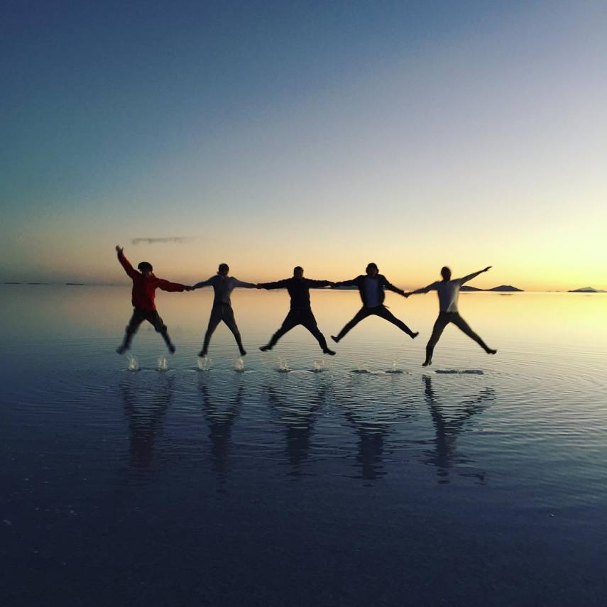 Com mais de 10 mil quilômetros quadrados, o Salar de Uyuni é a maior planície de sal do mundo e se tornou um disputado destino turístico no sudoeste da Bolívia, próximo da fronteira do Chile e da Cordilheira dos Andes.  Seu incrível nivelamento - a variação de altitude em toda a área é de no máximo um metro - foi resultado de milhares de anos de transformações de uma área tomada por lagos pré-históricos em um passado distante.  Quando começa o verão, o deserto de sal fica coberto de água, transformando-o em um imenso lago com profundidade média de 30 cm. São nestes locais mais rasos que o deserto se transforma em um imenso espelho d'água, onde o horizonte de confunde com o céu.  Este fenômeno é um prato cheio para os turistas, que aproveitam o reflexo da água e a vastidão do local para fazer fotos criativas.