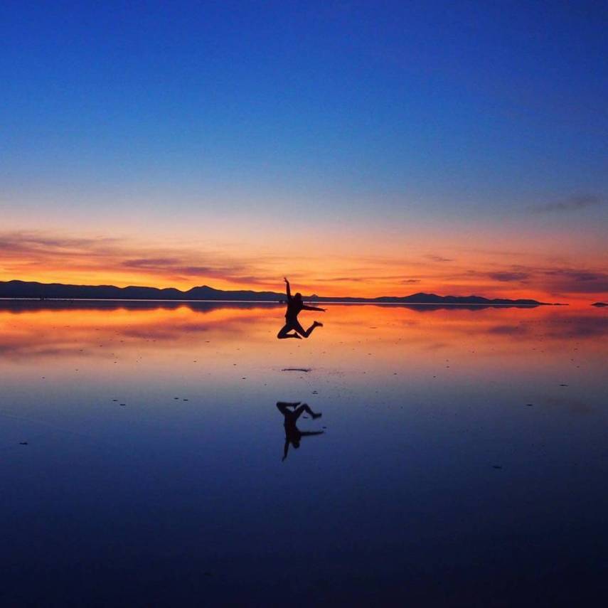 Com mais de 10 mil quilômetros quadrados, o Salar de Uyuni é a maior planície de sal do mundo e se tornou um disputado destino turístico no sudoeste da Bolívia, próximo da fronteira do Chile e da Cordilheira dos Andes.  Seu incrível nivelamento - a variação de altitude em toda a área é de no máximo um metro - foi resultado de milhares de anos de transformações de uma área tomada por lagos pré-históricos em um passado distante.  Quando começa o verão, o deserto de sal fica coberto de água, transformando-o em um imenso lago com profundidade média de 30 cm. São nestes locais mais rasos que o deserto se transforma em um imenso espelho d'água, onde o horizonte de confunde com o céu.  Este fenômeno é um prato cheio para os turistas, que aproveitam o reflexo da água e a vastidão do local para fazer fotos criativas.