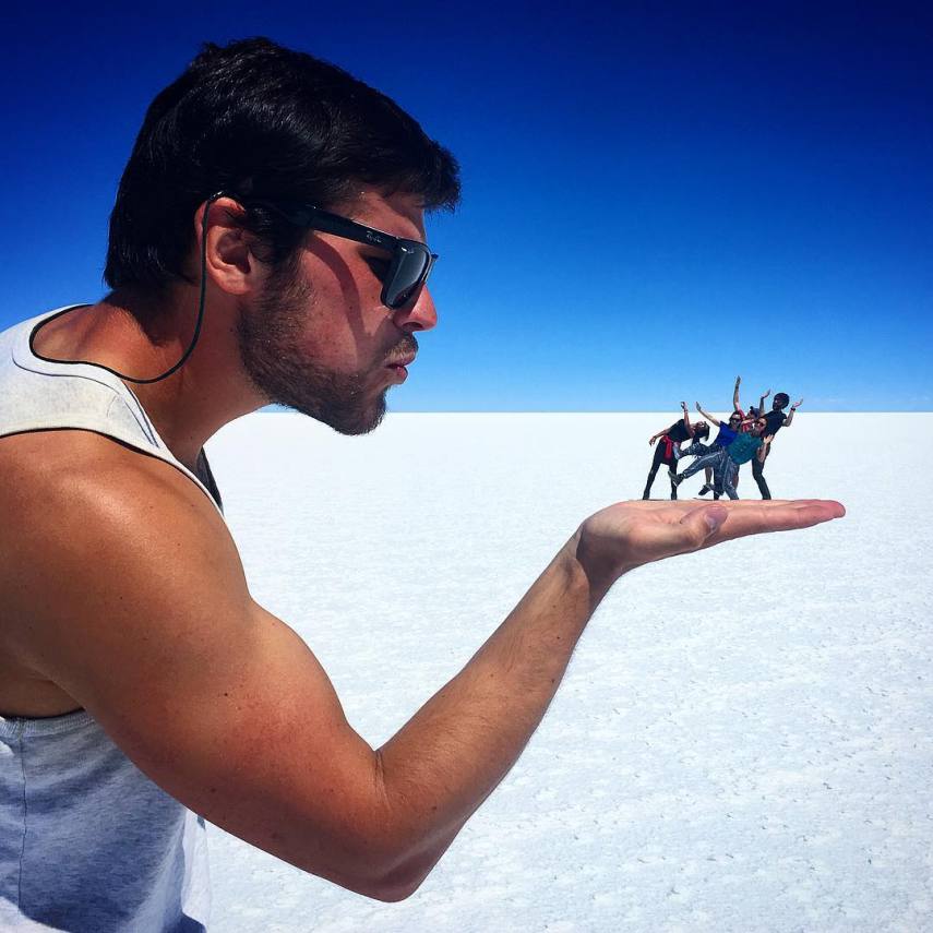 Com mais de 10 mil quilômetros quadrados, o Salar de Uyuni é a maior planície de sal do mundo e se tornou um disputado destino turístico no sudoeste da Bolívia, próximo da fronteira do Chile e da Cordilheira dos Andes. Seu incrível nivelamento - a variação de altitude em toda a área é de no máximo um metro - foi resultado de milhares de anos de transformações de uma área tomada por lagos pré-históricos em um passado distante. Quando começa o verão, o deserto de sal fica coberto de água, transformando-o em um imenso lago com profundidade média de 30 cm. São nestes locais mais rasos que o deserto se transforma em um imenso espelho d'água, onde o horizonte de confunde com o céu. Este fenômeno é um prato cheio para os turistas, que aproveitam o reflexo da água e a vastidão do local para fazer fotos criativas.