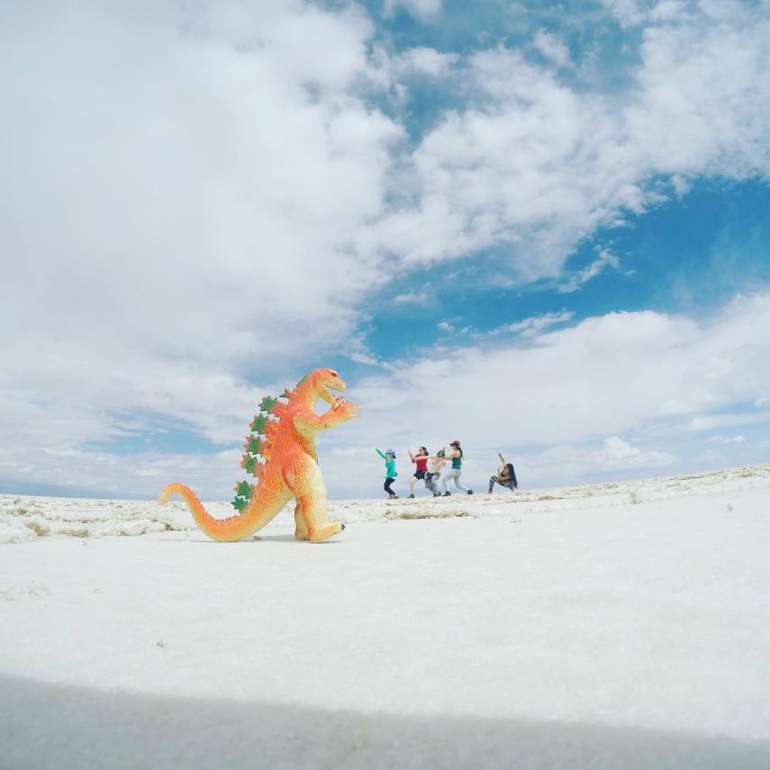 Com mais de 10 mil quilômetros quadrados, o Salar de Uyuni é a maior planície de sal do mundo e se tornou um disputado destino turístico no sudoeste da Bolívia, próximo da fronteira do Chile e da Cordilheira dos Andes.  Seu incrível nivelamento - a variação de altitude em toda a área é de no máximo um metro - foi resultado de milhares de anos de transformações de uma área tomada por lagos pré-históricos em um passado distante.  Quando começa o verão, o deserto de sal fica coberto de água, transformando-o em um imenso lago com profundidade média de 30 cm. São nestes locais mais rasos que o deserto se transforma em um imenso espelho d'água, onde o horizonte de confunde com o céu.  Este fenômeno é um prato cheio para os turistas, que aproveitam o reflexo da água e a vastidão do local para fazer fotos criativas.