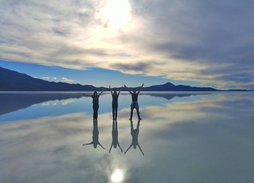 Com mais de 10 mil quilômetros quadrados, o Salar de Uyuni é a maior planície de sal do mundo e se tornou um disputado destino turístico no sudoeste da Bolívia, próximo da fronteira do Chile e da Cordilheira dos Andes.  Seu incrível nivelamento - a variação de altitude em toda a área é de no máximo um metro - foi resultado de milhares de anos de transformações de uma área tomada por lagos pré-históricos em um passado distante.  Quando começa o verão, o deserto de sal fica coberto de água, transformando-o em um imenso lago com profundidade média de 30 cm. São nestes locais mais rasos que o deserto se transforma em um imenso espelho d'água, onde o horizonte de confunde com o céu.  Este fenômeno é um prato cheio para os turistas, que aproveitam o reflexo da água e a vastidão do local para fazer fotos criativas.
