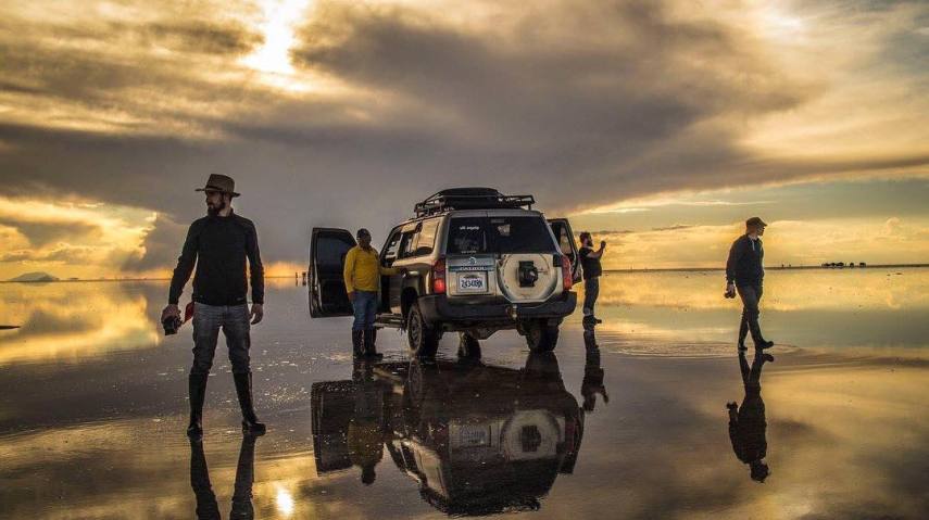 Com mais de 10 mil quilômetros quadrados, o Salar de Uyuni é a maior planície de sal do mundo e se tornou um disputado destino turístico no sudoeste da Bolívia, próximo da fronteira do Chile e da Cordilheira dos Andes. Seu incrível nivelamento - a variação de altitude em toda a área é de no máximo um metro - foi resultado de milhares de anos de transformações de uma área tomada por lagos pré-históricos em um passado distante. Quando começa o verão, o deserto de sal fica coberto de água, transformando-o em um imenso lago com profundidade média de 30 cm. São nestes locais mais rasos que o deserto se transforma em um imenso espelho d'água, onde o horizonte de confunde com o céu. Este fenômeno é um prato cheio para os turistas, que aproveitam o reflexo da água e a vastidão do local para fazer fotos criativas.