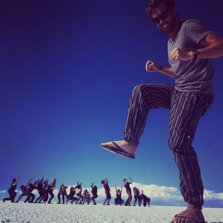 Com mais de 10 mil quilômetros quadrados, o Salar de Uyuni é a maior planície de sal do mundo e se tornou um disputado destino turístico no sudoeste da Bolívia, próximo da fronteira do Chile e da Cordilheira dos Andes.  Seu incrível nivelamento - a variação de altitude em toda a área é de no máximo um metro - foi resultado de milhares de anos de transformações de uma área tomada por lagos pré-históricos em um passado distante.  Quando começa o verão, o deserto de sal fica coberto de água, transformando-o em um imenso lago com profundidade média de 30 cm. São nestes locais mais rasos que o deserto se transforma em um imenso espelho d'água, onde o horizonte de confunde com o céu.  Este fenômeno é um prato cheio para os turistas, que aproveitam o reflexo da água e a vastidão do local para fazer fotos criativas.