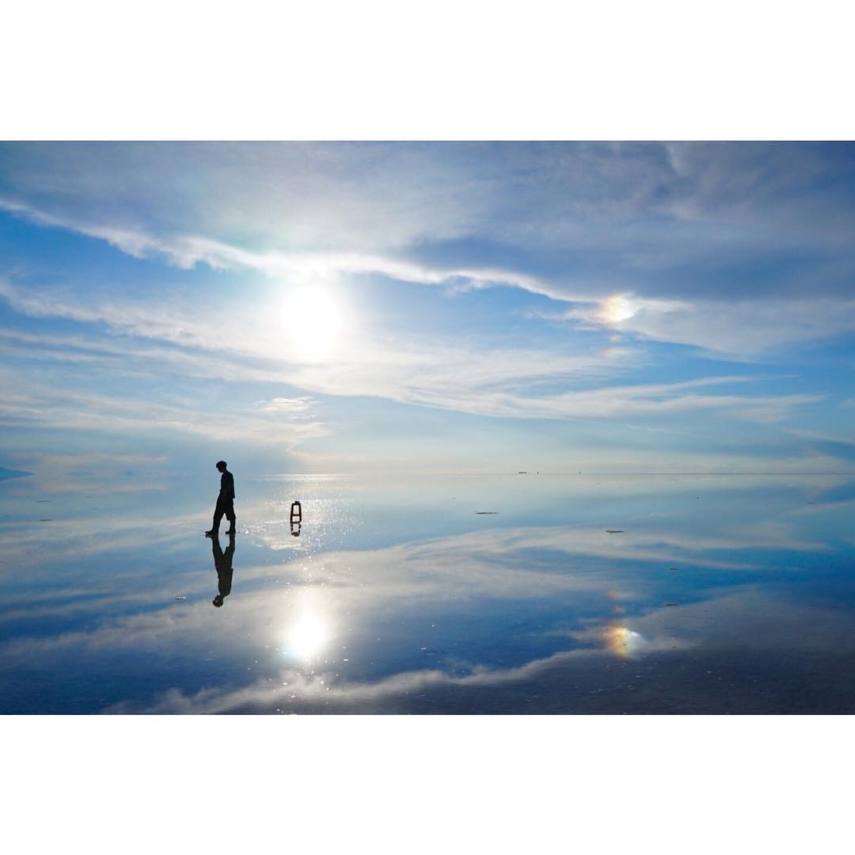 Com mais de 10 mil quilômetros quadrados, o Salar de Uyuni é a maior planície de sal do mundo e se tornou um disputado destino turístico no sudoeste da Bolívia, próximo da fronteira do Chile e da Cordilheira dos Andes. Seu incrível nivelamento - a variação de altitude em toda a área é de no máximo um metro - foi resultado de milhares de anos de transformações de uma área tomada por lagos pré-históricos em um passado distante. Quando começa o verão, o deserto de sal fica coberto de água, transformando-o em um imenso lago com profundidade média de 30 cm. São nestes locais mais rasos que o deserto se transforma em um imenso espelho d'água, onde o horizonte de confunde com o céu. Este fenômeno é um prato cheio para os turistas, que aproveitam o reflexo da água e a vastidão do local para fazer fotos criativas.