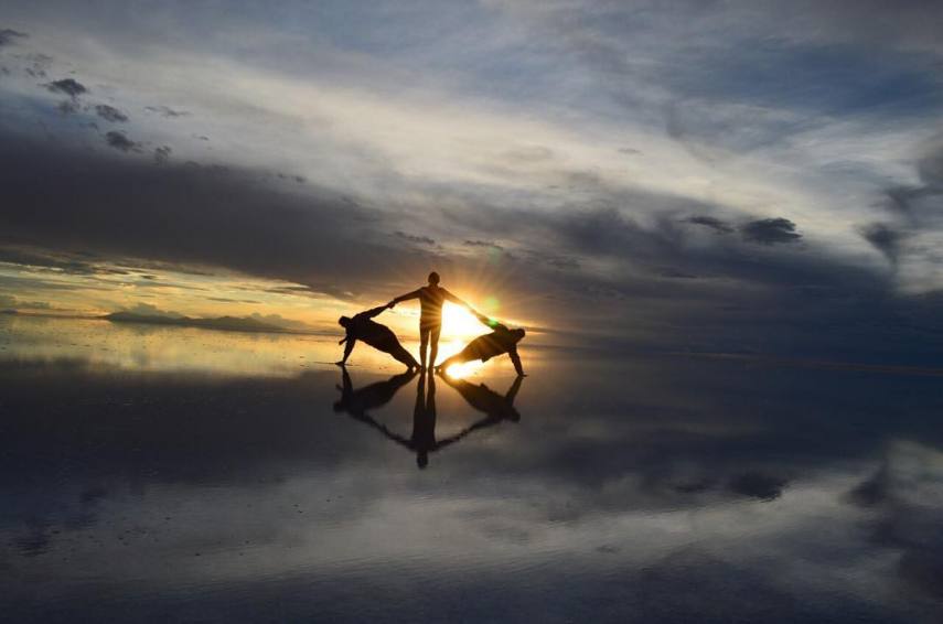 Com mais de 10 mil quilômetros quadrados, o Salar de Uyuni é a maior planície de sal do mundo e se tornou um disputado destino turístico no sudoeste da Bolívia, próximo da fronteira do Chile e da Cordilheira dos Andes.  Seu incrível nivelamento - a variação de altitude em toda a área é de no máximo um metro - foi resultado de milhares de anos de transformações de uma área tomada por lagos pré-históricos em um passado distante.  Quando começa o verão, o deserto de sal fica coberto de água, transformando-o em um imenso lago com profundidade média de 30 cm. São nestes locais mais rasos que o deserto se transforma em um imenso espelho d'água, onde o horizonte de confunde com o céu.  Este fenômeno é um prato cheio para os turistas, que aproveitam o reflexo da água e a vastidão do local para fazer fotos criativas.