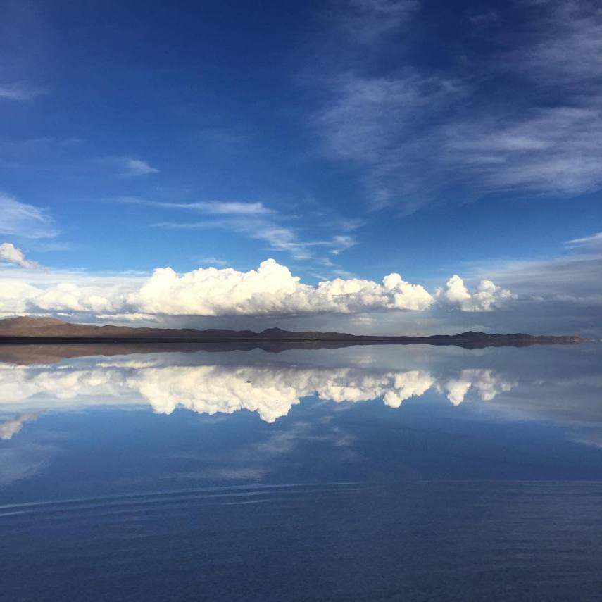 Com mais de 10 mil quilômetros quadrados, o Salar de Uyuni é a maior planície de sal do mundo e se tornou um disputado destino turístico no sudoeste da Bolívia, próximo da fronteira do Chile e da Cordilheira dos Andes. Seu incrível nivelamento - a variação de altitude em toda a área é de no máximo um metro - foi resultado de milhares de anos de transformações de uma área tomada por lagos pré-históricos em um passado distante. Quando começa o verão, o deserto de sal fica coberto de água, transformando-o em um imenso lago com profundidade média de 30 cm. São nestes locais mais rasos que o deserto se transforma em um imenso espelho d'água, onde o horizonte de confunde com o céu. Este fenômeno é um prato cheio para os turistas, que aproveitam o reflexo da água e a vastidão do local para fazer fotos criativas.