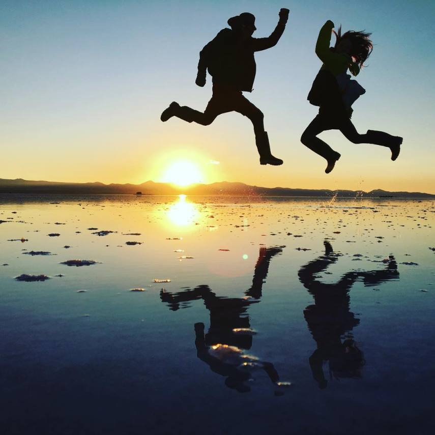 Com mais de 10 mil quilômetros quadrados, o Salar de Uyuni é a maior planície de sal do mundo e se tornou um disputado destino turístico no sudoeste da Bolívia, próximo da fronteira do Chile e da Cordilheira dos Andes. Seu incrível nivelamento - a variação de altitude em toda a área é de no máximo um metro - foi resultado de milhares de anos de transformações de uma área tomada por lagos pré-históricos em um passado distante. Quando começa o verão, o deserto de sal fica coberto de água, transformando-o em um imenso lago com profundidade média de 30 cm. São nestes locais mais rasos que o deserto se transforma em um imenso espelho d'água, onde o horizonte de confunde com o céu. Este fenômeno é um prato cheio para os turistas, que aproveitam o reflexo da água e a vastidão do local para fazer fotos criativas.
