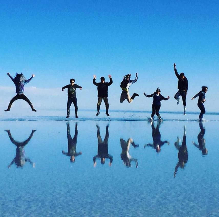 Com mais de 10 mil quilômetros quadrados, o Salar de Uyuni é a maior planície de sal do mundo e se tornou um disputado destino turístico no sudoeste da Bolívia, próximo da fronteira do Chile e da Cordilheira dos Andes. Seu incrível nivelamento - a variação de altitude em toda a área é de no máximo um metro - foi resultado de milhares de anos de transformações de uma área tomada por lagos pré-históricos em um passado distante. Quando começa o verão, o deserto de sal fica coberto de água, transformando-o em um imenso lago com profundidade média de 30 cm. São nestes locais mais rasos que o deserto se transforma em um imenso espelho d'água, onde o horizonte de confunde com o céu. Este fenômeno é um prato cheio para os turistas, que aproveitam o reflexo da água e a vastidão do local para fazer fotos criativas.