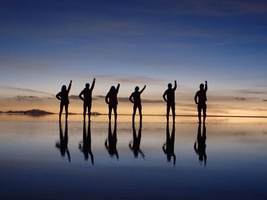 Com mais de 10 mil quilômetros quadrados, o Salar de Uyuni é a maior planície de sal do mundo e se tornou um disputado destino turístico no sudoeste da Bolívia, próximo da fronteira do Chile e da Cordilheira dos Andes. Seu incrível nivelamento - a variação de altitude em toda a área é de no máximo um metro - foi resultado de milhares de anos de transformações de uma área tomada por lagos pré-históricos em um passado distante. Quando começa o verão, o deserto de sal fica coberto de água, transformando-o em um imenso lago com profundidade média de 30 cm. São nestes locais mais rasos que o deserto se transforma em um imenso espelho d'água, onde o horizonte de confunde com o céu. Este fenômeno é um prato cheio para os turistas, que aproveitam o reflexo da água e a vastidão do local para fazer fotos criativas.