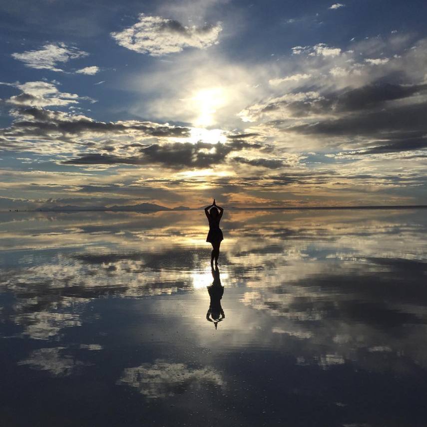 Com mais de 10 mil quilômetros quadrados, o Salar de Uyuni é a maior planície de sal do mundo e se tornou um disputado destino turístico no sudoeste da Bolívia, próximo da fronteira do Chile e da Cordilheira dos Andes.  Seu incrível nivelamento - a variação de altitude em toda a área é de no máximo um metro - foi resultado de milhares de anos de transformações de uma área tomada por lagos pré-históricos em um passado distante.  Quando começa o verão, o deserto de sal fica coberto de água, transformando-o em um imenso lago com profundidade média de 30 cm. São nestes locais mais rasos que o deserto se transforma em um imenso espelho d'água, onde o horizonte de confunde com o céu.  Este fenômeno é um prato cheio para os turistas, que aproveitam o reflexo da água e a vastidão do local para fazer fotos criativas.