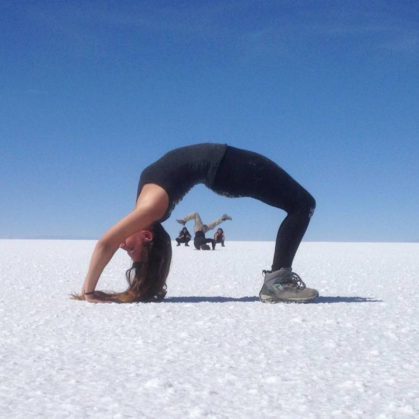 Com mais de 10 mil quilômetros quadrados, o Salar de Uyuni é a maior planície de sal do mundo e se tornou um disputado destino turístico no sudoeste da Bolívia, próximo da fronteira do Chile e da Cordilheira dos Andes. Seu incrível nivelamento - a variação de altitude em toda a área é de no máximo um metro - foi resultado de milhares de anos de transformações de uma área tomada por lagos pré-históricos em um passado distante. Quando começa o verão, o deserto de sal fica coberto de água, transformando-o em um imenso lago com profundidade média de 30 cm. São nestes locais mais rasos que o deserto se transforma em um imenso espelho d'água, onde o horizonte de confunde com o céu. Este fenômeno é um prato cheio para os turistas, que aproveitam o reflexo da água e a vastidão do local para fazer fotos criativas.