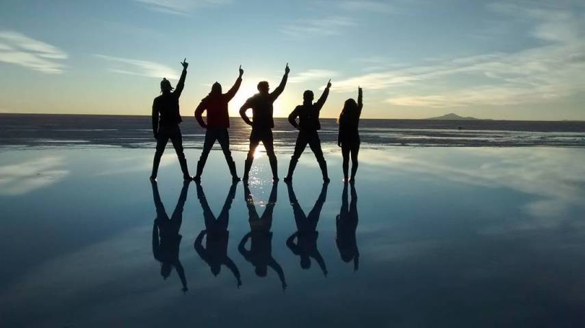 Com mais de 10 mil quilômetros quadrados, o Salar de Uyuni é a maior planície de sal do mundo e se tornou um disputado destino turístico no sudoeste da Bolívia, próximo da fronteira do Chile e da Cordilheira dos Andes.  Seu incrível nivelamento - a variação de altitude em toda a área é de no máximo um metro - foi resultado de milhares de anos de transformações de uma área tomada por lagos pré-históricos em um passado distante.  Quando começa o verão, o deserto de sal fica coberto de água, transformando-o em um imenso lago com profundidade média de 30 cm. São nestes locais mais rasos que o deserto se transforma em um imenso espelho d'água, onde o horizonte de confunde com o céu.  Este fenômeno é um prato cheio para os turistas, que aproveitam o reflexo da água e a vastidão do local para fazer fotos criativas.