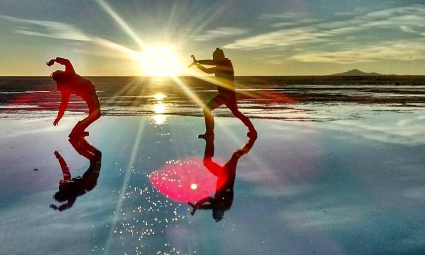 Com mais de 10 mil quilômetros quadrados, o Salar de Uyuni é a maior planície de sal do mundo e se tornou um disputado destino turístico no sudoeste da Bolívia, próximo da fronteira do Chile e da Cordilheira dos Andes. Seu incrível nivelamento - a variação de altitude em toda a área é de no máximo um metro - foi resultado de milhares de anos de transformações de uma área tomada por lagos pré-históricos em um passado distante. Quando começa o verão, o deserto de sal fica coberto de água, transformando-o em um imenso lago com profundidade média de 30 cm. São nestes locais mais rasos que o deserto se transforma em um imenso espelho d'água, onde o horizonte de confunde com o céu. Este fenômeno é um prato cheio para os turistas, que aproveitam o reflexo da água e a vastidão do local para fazer fotos criativas.