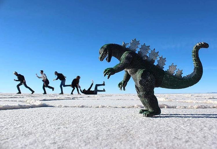 Com mais de 10 mil quilômetros quadrados, o Salar de Uyuni é a maior planície de sal do mundo e se tornou um disputado destino turístico no sudoeste da Bolívia, próximo da fronteira do Chile e da Cordilheira dos Andes. Seu incrível nivelamento - a variação de altitude em toda a área é de no máximo um metro - foi resultado de milhares de anos de transformações de uma área tomada por lagos pré-históricos em um passado distante. Quando começa o verão, o deserto de sal fica coberto de água, transformando-o em um imenso lago com profundidade média de 30 cm. São nestes locais mais rasos que o deserto se transforma em um imenso espelho d'água, onde o horizonte de confunde com o céu. Este fenômeno é um prato cheio para os turistas, que aproveitam o reflexo da água e a vastidão do local para fazer fotos criativas.