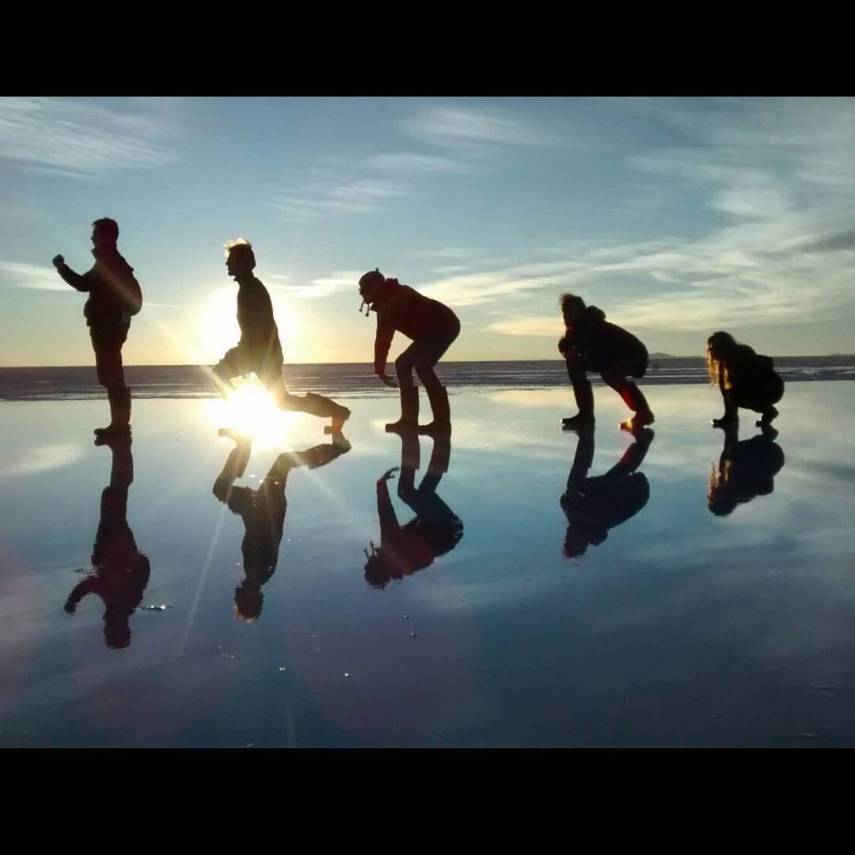 Com mais de 10 mil quilômetros quadrados, o Salar de Uyuni é a maior planície de sal do mundo e se tornou um disputado destino turístico no sudoeste da Bolívia, próximo da fronteira do Chile e da Cordilheira dos Andes.  Seu incrível nivelamento - a variação de altitude em toda a área é de no máximo um metro - foi resultado de milhares de anos de transformações de uma área tomada por lagos pré-históricos em um passado distante.  Quando começa o verão, o deserto de sal fica coberto de água, transformando-o em um imenso lago com profundidade média de 30 cm. São nestes locais mais rasos que o deserto se transforma em um imenso espelho d'água, onde o horizonte de confunde com o céu.  Este fenômeno é um prato cheio para os turistas, que aproveitam o reflexo da água e a vastidão do local para fazer fotos criativas.