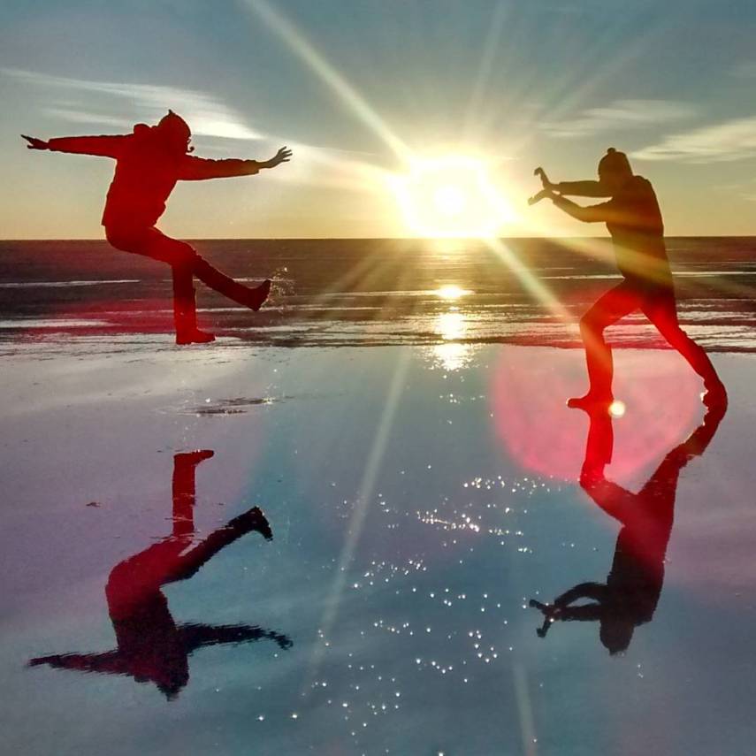 Com mais de 10 mil quilômetros quadrados, o Salar de Uyuni é a maior planície de sal do mundo e se tornou um disputado destino turístico no sudoeste da Bolívia, próximo da fronteira do Chile e da Cordilheira dos Andes.  Seu incrível nivelamento - a variação de altitude em toda a área é de no máximo um metro - foi resultado de milhares de anos de transformações de uma área tomada por lagos pré-históricos em um passado distante.  Quando começa o verão, o deserto de sal fica coberto de água, transformando-o em um imenso lago com profundidade média de 30 cm. São nestes locais mais rasos que o deserto se transforma em um imenso espelho d'água, onde o horizonte de confunde com o céu.  Este fenômeno é um prato cheio para os turistas, que aproveitam o reflexo da água e a vastidão do local para fazer fotos criativas.