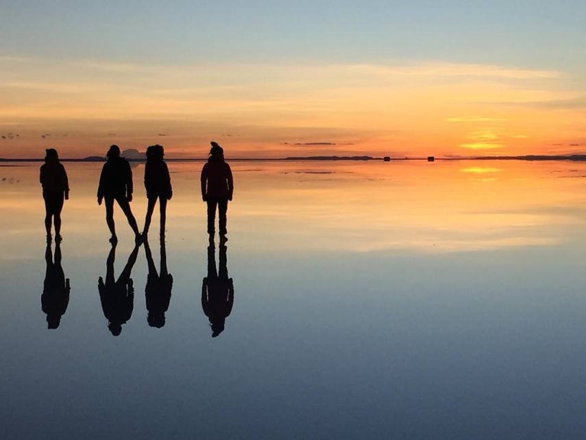 Com mais de 10 mil quilômetros quadrados, o Salar de Uyuni é a maior planície de sal do mundo e se tornou um disputado destino turístico no sudoeste da Bolívia, próximo da fronteira do Chile e da Cordilheira dos Andes. Seu incrível nivelamento - a variação de altitude em toda a área é de no máximo um metro - foi resultado de milhares de anos de transformações de uma área tomada por lagos pré-históricos em um passado distante. Quando começa o verão, o deserto de sal fica coberto de água, transformando-o em um imenso lago com profundidade média de 30 cm. São nestes locais mais rasos que o deserto se transforma em um imenso espelho d'água, onde o horizonte de confunde com o céu. Este fenômeno é um prato cheio para os turistas, que aproveitam o reflexo da água e a vastidão do local para fazer fotos criativas.