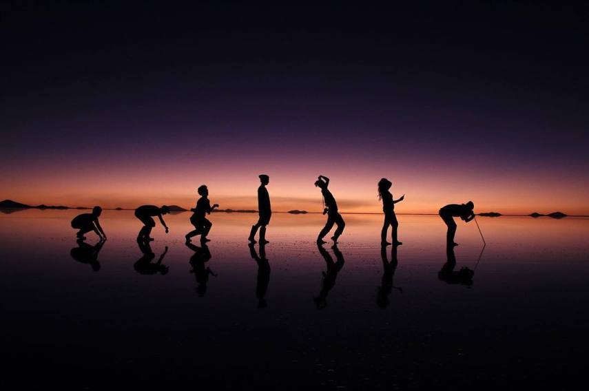 Com mais de 10 mil quilômetros quadrados, o Salar de Uyuni é a maior planície de sal do mundo e se tornou um disputado destino turístico no sudoeste da Bolívia, próximo da fronteira do Chile e da Cordilheira dos Andes.  Seu incrível nivelamento - a variação de altitude em toda a área é de no máximo um metro - foi resultado de milhares de anos de transformações de uma área tomada por lagos pré-históricos em um passado distante.  Quando começa o verão, o deserto de sal fica coberto de água, transformando-o em um imenso lago com profundidade média de 30 cm. São nestes locais mais rasos que o deserto se transforma em um imenso espelho d'água, onde o horizonte de confunde com o céu.  Este fenômeno é um prato cheio para os turistas, que aproveitam o reflexo da água e a vastidão do local para fazer fotos criativas.