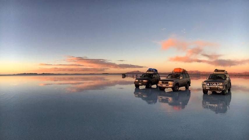 Com mais de 10 mil quilômetros quadrados, o Salar de Uyuni é a maior planície de sal do mundo e se tornou um disputado destino turístico no sudoeste da Bolívia, próximo da fronteira do Chile e da Cordilheira dos Andes. Seu incrível nivelamento - a variação de altitude em toda a área é de no máximo um metro - foi resultado de milhares de anos de transformações de uma área tomada por lagos pré-históricos em um passado distante. Quando começa o verão, o deserto de sal fica coberto de água, transformando-o em um imenso lago com profundidade média de 30 cm. São nestes locais mais rasos que o deserto se transforma em um imenso espelho d'água, onde o horizonte de confunde com o céu. Este fenômeno é um prato cheio para os turistas, que aproveitam o reflexo da água e a vastidão do local para fazer fotos criativas.
