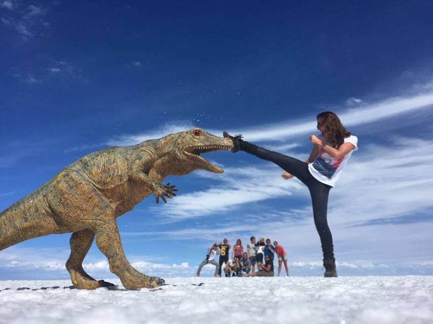 Com mais de 10 mil quilômetros quadrados, o Salar de Uyuni é a maior planície de sal do mundo e se tornou um disputado destino turístico no sudoeste da Bolívia, próximo da fronteira do Chile e da Cordilheira dos Andes. Seu incrível nivelamento - a variação de altitude em toda a área é de no máximo um metro - foi resultado de milhares de anos de transformações de uma área tomada por lagos pré-históricos em um passado distante. Quando começa o verão, o deserto de sal fica coberto de água, transformando-o em um imenso lago com profundidade média de 30 cm. São nestes locais mais rasos que o deserto se transforma em um imenso espelho d'água, onde o horizonte de confunde com o céu. Este fenômeno é um prato cheio para os turistas, que aproveitam o reflexo da água e a vastidão do local para fazer fotos criativas.