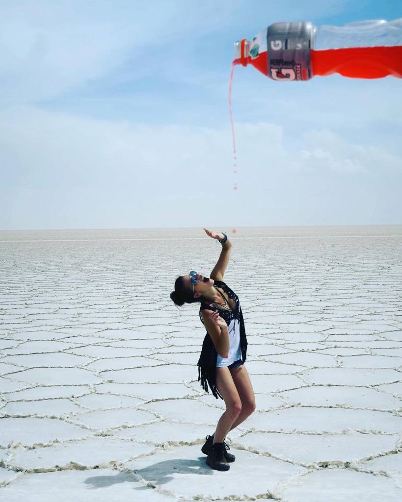 Com mais de 10 mil quilômetros quadrados, o Salar de Uyuni é a maior planície de sal do mundo e se tornou um disputado destino turístico no sudoeste da Bolívia, próximo da fronteira do Chile e da Cordilheira dos Andes.  Seu incrível nivelamento - a variação de altitude em toda a área é de no máximo um metro - foi resultado de milhares de anos de transformações de uma área tomada por lagos pré-históricos em um passado distante.  Quando começa o verão, o deserto de sal fica coberto de água, transformando-o em um imenso lago com profundidade média de 30 cm. São nestes locais mais rasos que o deserto se transforma em um imenso espelho d'água, onde o horizonte de confunde com o céu.  Este fenômeno é um prato cheio para os turistas, que aproveitam o reflexo da água e a vastidão do local para fazer fotos criativas.