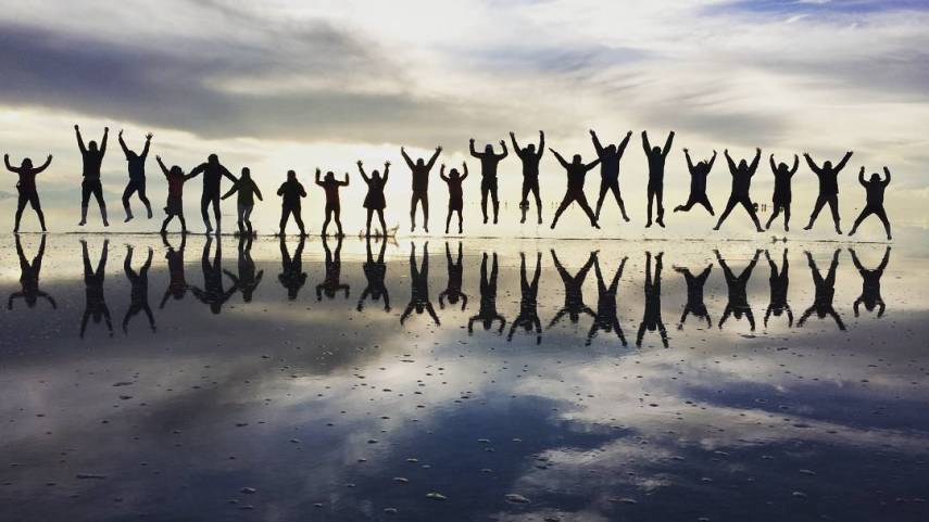 Com mais de 10 mil quilômetros quadrados, o Salar de Uyuni é a maior planície de sal do mundo e se tornou um disputado destino turístico no sudoeste da Bolívia, próximo da fronteira do Chile e da Cordilheira dos Andes.  Seu incrível nivelamento - a variação de altitude em toda a área é de no máximo um metro - foi resultado de milhares de anos de transformações de uma área tomada por lagos pré-históricos em um passado distante.  Quando começa o verão, o deserto de sal fica coberto de água, transformando-o em um imenso lago com profundidade média de 30 cm. São nestes locais mais rasos que o deserto se transforma em um imenso espelho d'água, onde o horizonte de confunde com o céu.  Este fenômeno é um prato cheio para os turistas, que aproveitam o reflexo da água e a vastidão do local para fazer fotos criativas.