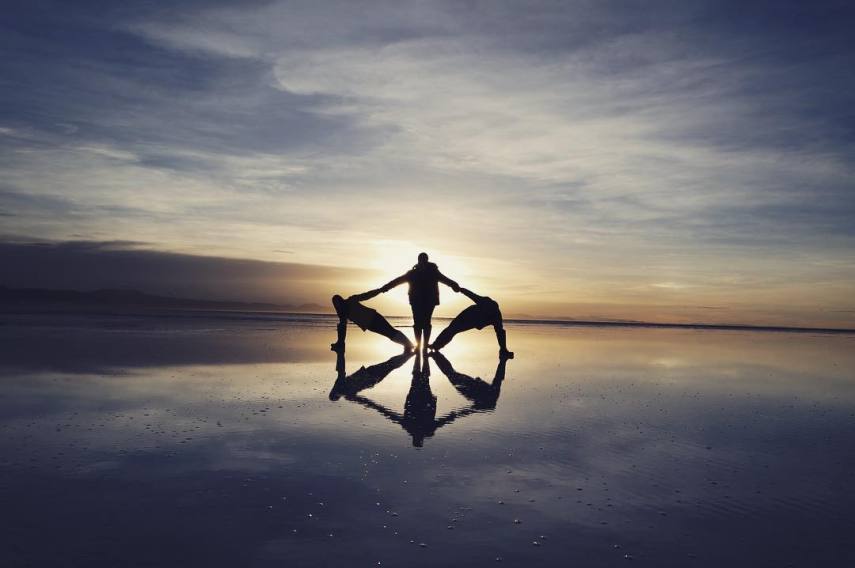 Com mais de 10 mil quilômetros quadrados, o Salar de Uyuni é a maior planície de sal do mundo e se tornou um disputado destino turístico no sudoeste da Bolívia, próximo da fronteira do Chile e da Cordilheira dos Andes.  Seu incrível nivelamento - a variação de altitude em toda a área é de no máximo um metro - foi resultado de milhares de anos de transformações de uma área tomada por lagos pré-históricos em um passado distante.  Quando começa o verão, o deserto de sal fica coberto de água, transformando-o em um imenso lago com profundidade média de 30 cm. São nestes locais mais rasos que o deserto se transforma em um imenso espelho d'água, onde o horizonte de confunde com o céu.  Este fenômeno é um prato cheio para os turistas, que aproveitam o reflexo da água e a vastidão do local para fazer fotos criativas.