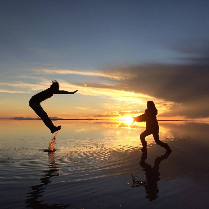 Com mais de 10 mil quilômetros quadrados, o Salar de Uyuni é a maior planície de sal do mundo e se tornou um disputado destino turístico no sudoeste da Bolívia, próximo da fronteira do Chile e da Cordilheira dos Andes.  Seu incrível nivelamento - a variação de altitude em toda a área é de no máximo um metro - foi resultado de milhares de anos de transformações de uma área tomada por lagos pré-históricos em um passado distante.  Quando começa o verão, o deserto de sal fica coberto de água, transformando-o em um imenso lago com profundidade média de 30 cm. São nestes locais mais rasos que o deserto se transforma em um imenso espelho d'água, onde o horizonte de confunde com o céu.  Este fenômeno é um prato cheio para os turistas, que aproveitam o reflexo da água e a vastidão do local para fazer fotos criativas.