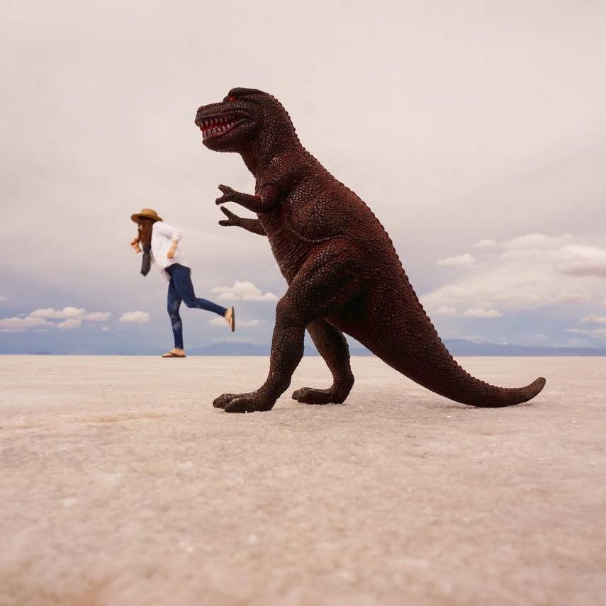 Com mais de 10 mil quilômetros quadrados, o Salar de Uyuni é a maior planície de sal do mundo e se tornou um disputado destino turístico no sudoeste da Bolívia, próximo da fronteira do Chile e da Cordilheira dos Andes.  Seu incrível nivelamento - a variação de altitude em toda a área é de no máximo um metro - foi resultado de milhares de anos de transformações de uma área tomada por lagos pré-históricos em um passado distante.  Quando começa o verão, o deserto de sal fica coberto de água, transformando-o em um imenso lago com profundidade média de 30 cm. São nestes locais mais rasos que o deserto se transforma em um imenso espelho d'água, onde o horizonte de confunde com o céu.  Este fenômeno é um prato cheio para os turistas, que aproveitam o reflexo da água e a vastidão do local para fazer fotos criativas.