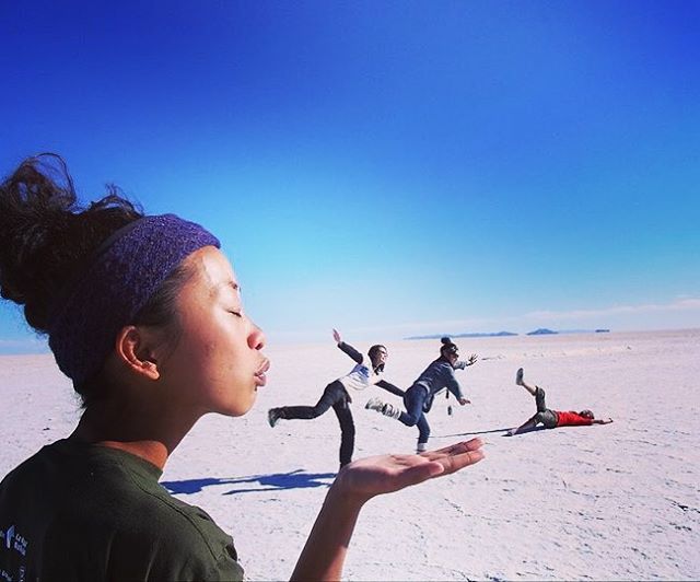 Com mais de 10 mil quilômetros quadrados, o Salar de Uyuni é a maior planície de sal do mundo e se tornou um disputado destino turístico no sudoeste da Bolívia, próximo da fronteira do Chile e da Cordilheira dos Andes.  Seu incrível nivelamento - a variação de altitude em toda a área é de no máximo um metro - foi resultado de milhares de anos de transformações de uma área tomada por lagos pré-históricos em um passado distante.  Quando começa o verão, o deserto de sal fica coberto de água, transformando-o em um imenso lago com profundidade média de 30 cm. São nestes locais mais rasos que o deserto se transforma em um imenso espelho d'água, onde o horizonte de confunde com o céu.  Este fenômeno é um prato cheio para os turistas, que aproveitam o reflexo da água e a vastidão do local para fazer fotos criativas.