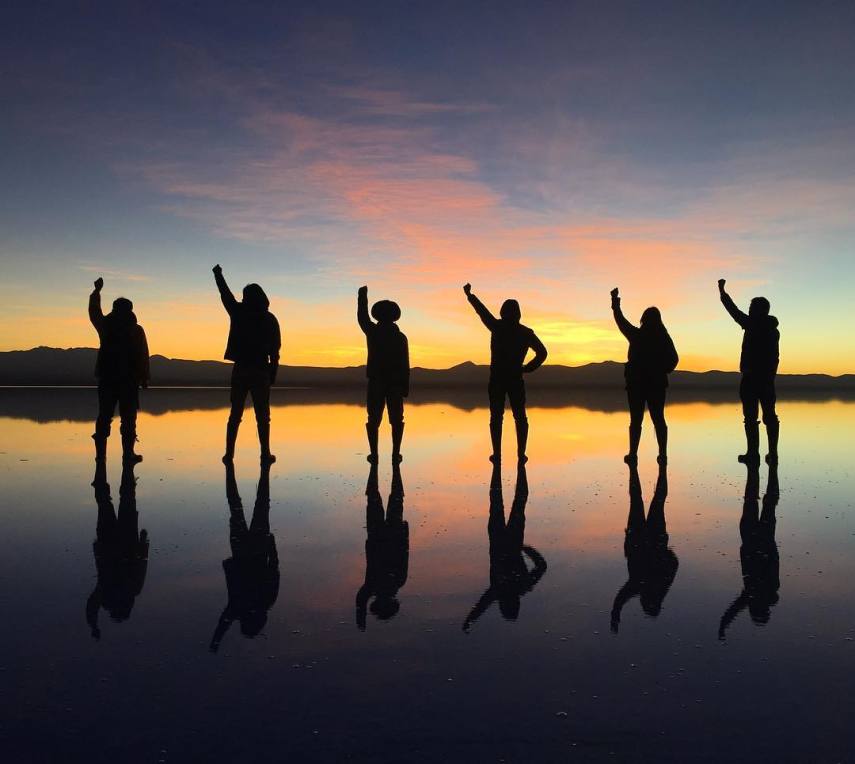 Com mais de 10 mil quilômetros quadrados, o Salar de Uyuni é a maior planície de sal do mundo e se tornou um disputado destino turístico no sudoeste da Bolívia, próximo da fronteira do Chile e da Cordilheira dos Andes.  Seu incrível nivelamento - a variação de altitude em toda a área é de no máximo um metro - foi resultado de milhares de anos de transformações de uma área tomada por lagos pré-históricos em um passado distante.  Quando começa o verão, o deserto de sal fica coberto de água, transformando-o em um imenso lago com profundidade média de 30 cm. São nestes locais mais rasos que o deserto se transforma em um imenso espelho d'água, onde o horizonte de confunde com o céu.  Este fenômeno é um prato cheio para os turistas, que aproveitam o reflexo da água e a vastidão do local para fazer fotos criativas.