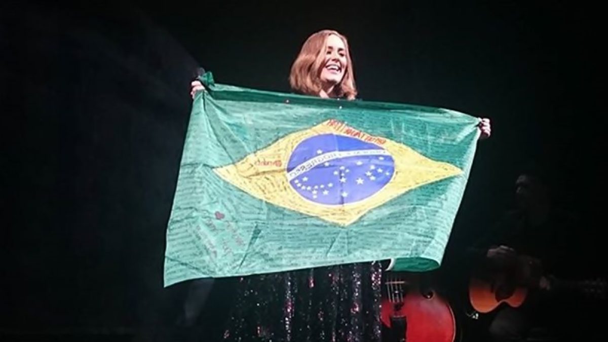 Durante show em Dublin, Adele se enrola em bandeira brasileira e