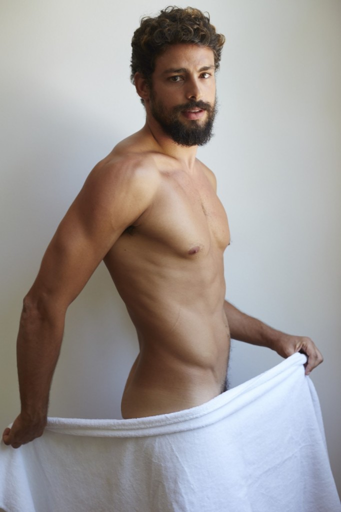 O ator Cauã Reymond no projeto Série da Toalha, do fotógrafo Mario Testino
