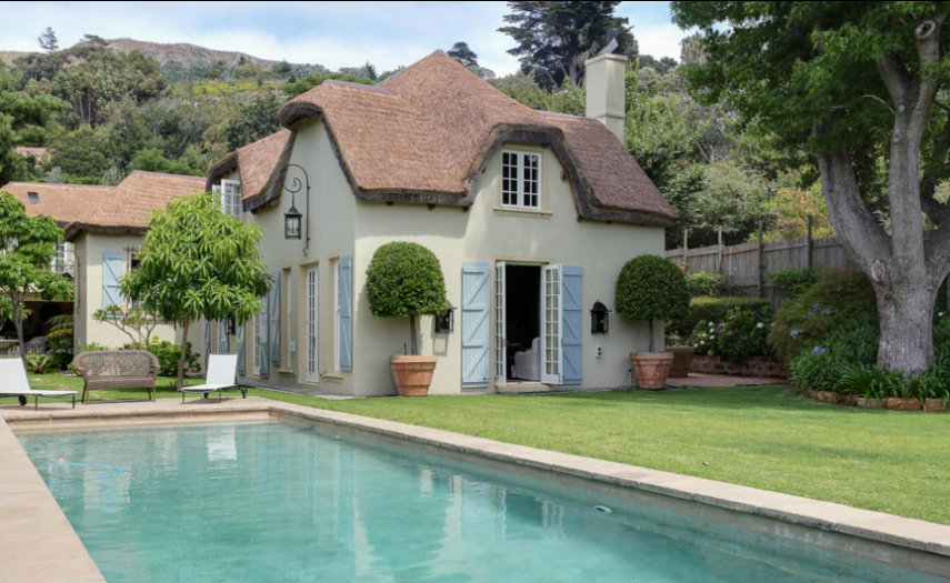 Essa casa de 254 metros quadrados custa pouco mais de US$ 1 milhão, tem cinco quartos e piscina, localizada em Constantia Upper