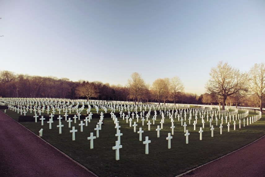 Na França, existe uma lei que proíbe pessoas de se casarem com alguém que já morreu. Ainda bem, né?