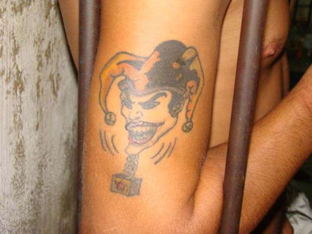 Geralmente indica prática de roubo e possível envolvimento com morte de policiais. Prisioneiros com tatuagem de coringa costumam ser perigosos e frios, já que o personagem representa o sarcasmo, segundo a SSP-BA